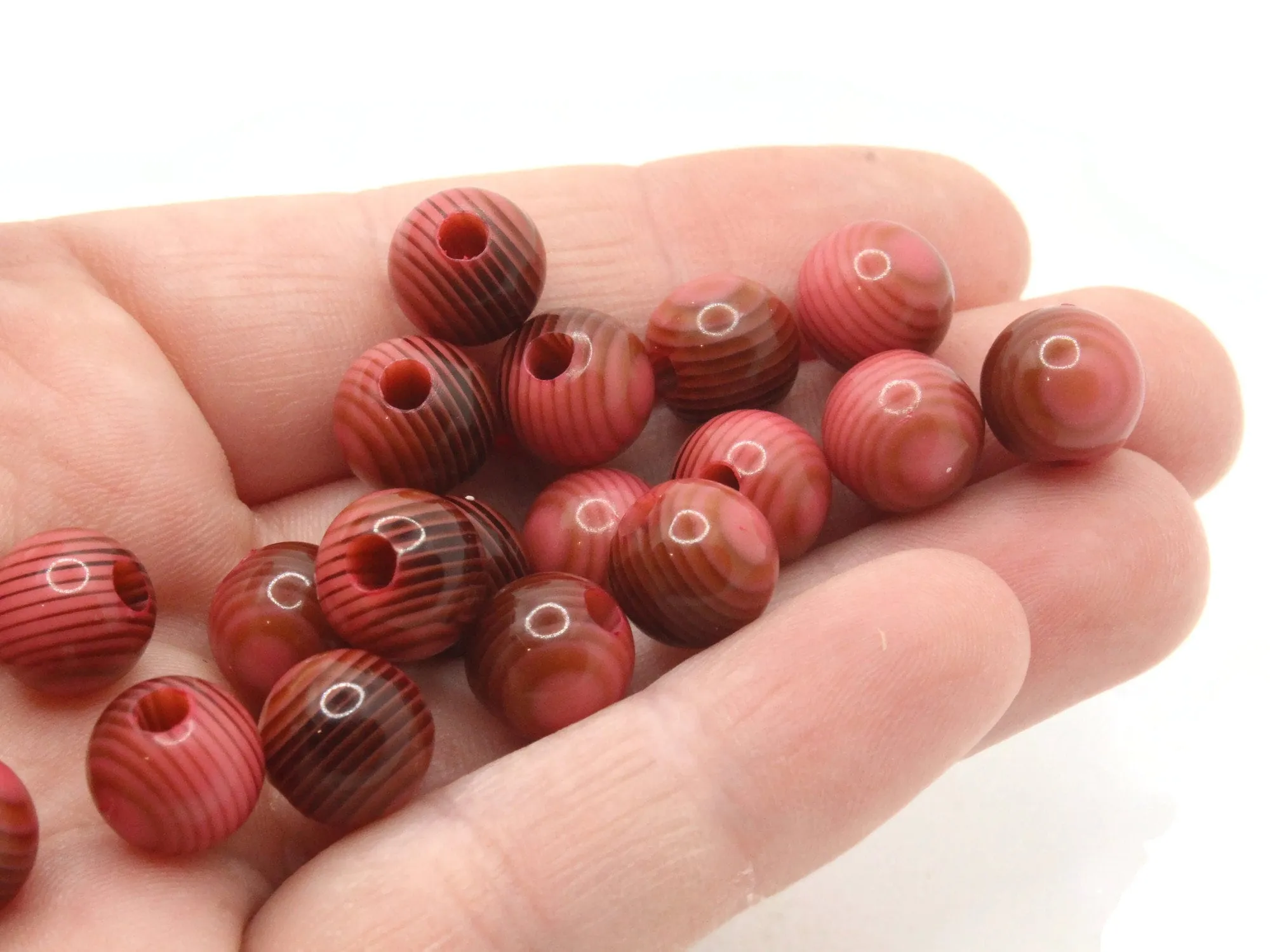 20 10mm Vintage Red Striped Round Resin Beads