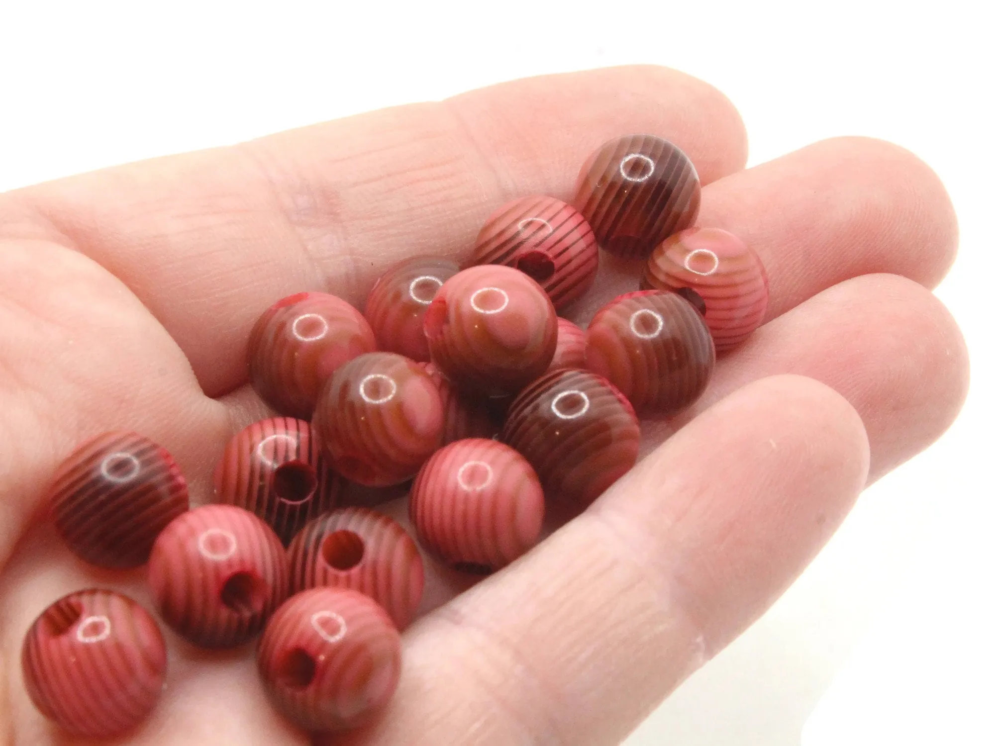 20 10mm Vintage Red Striped Round Resin Beads